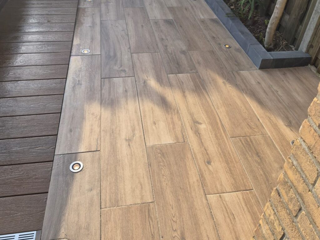 Pad van tegels in houtlook met grondspots