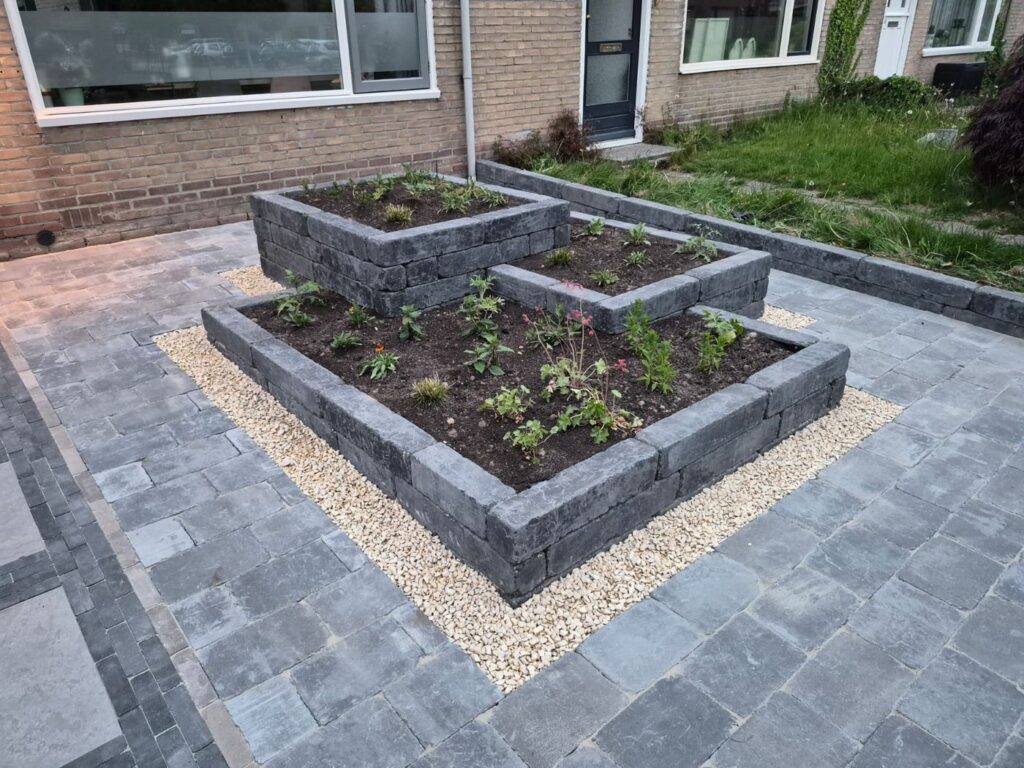 Verhoogde borders van stapelblokken met siergrind