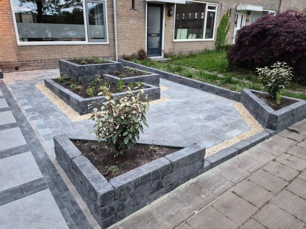 Driehoekige plantenbak aan de straatkant