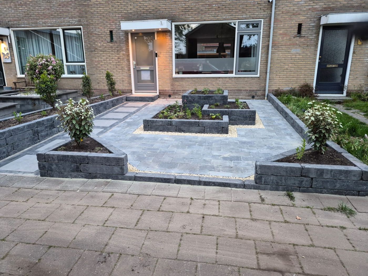 Voortuin met verhoogde borders